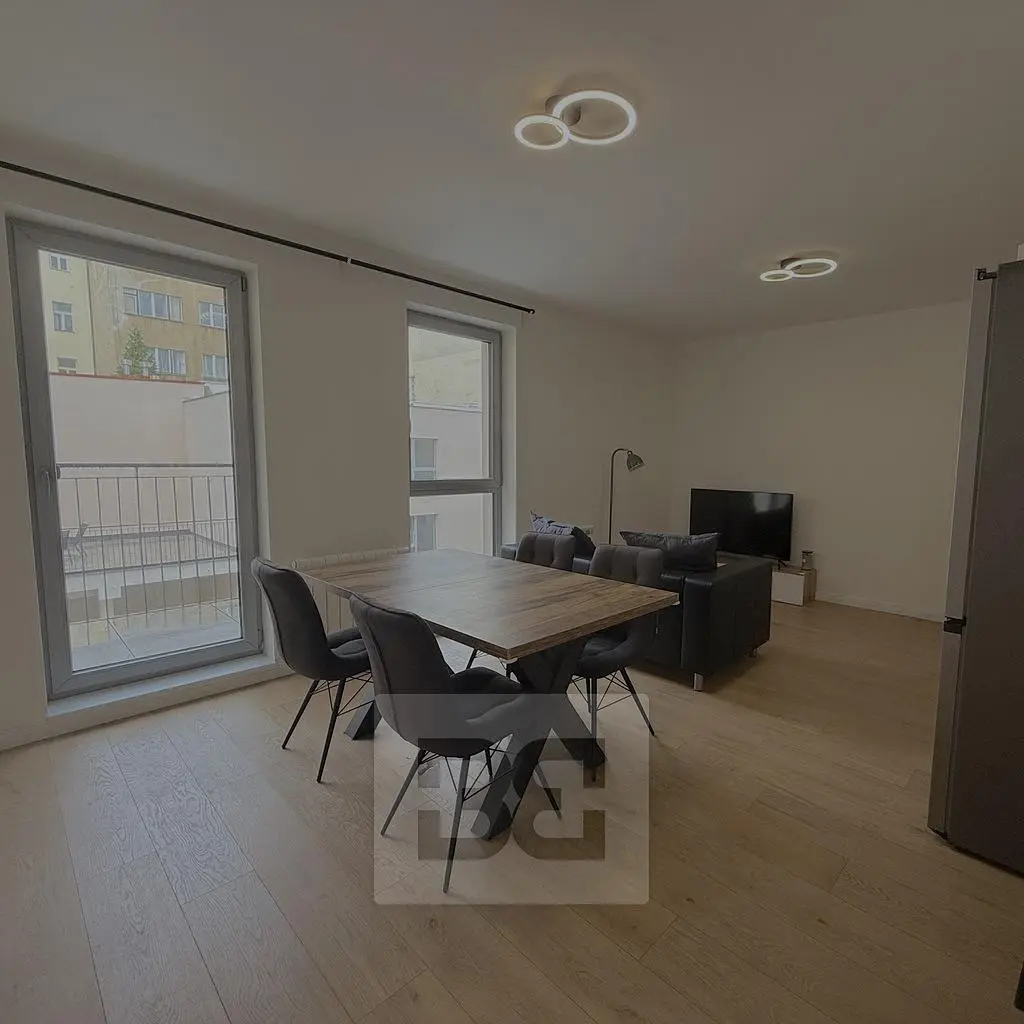 Σαλόνι; ξύλινο πάτωμα, φυσικό φως, μοντέρνο στυλ, ψηλά ταβάνια