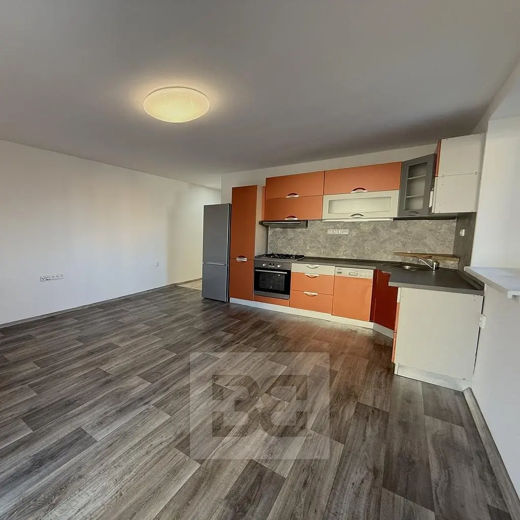 Кухня; кухненски уреди, дървен под, естествена светлина, модерен стил, ремонтиран