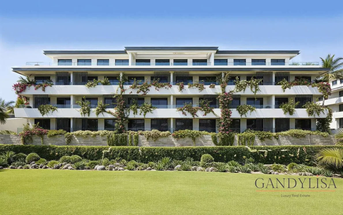 Σαλόνι; ξύλινο πάτωμα, φυσικό φως, μοντέρνο στυλ, ψηλά ταβάνια