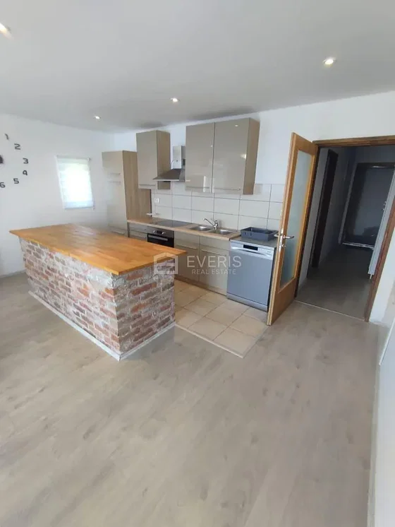 Cuisine; électroménager, carrelage, lumière naturelle, style moderne, rénové