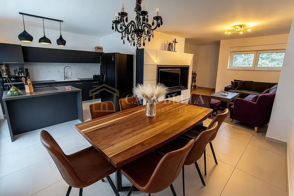 Salón; suelo de madera, luz natural, estilo moderno, techos altos