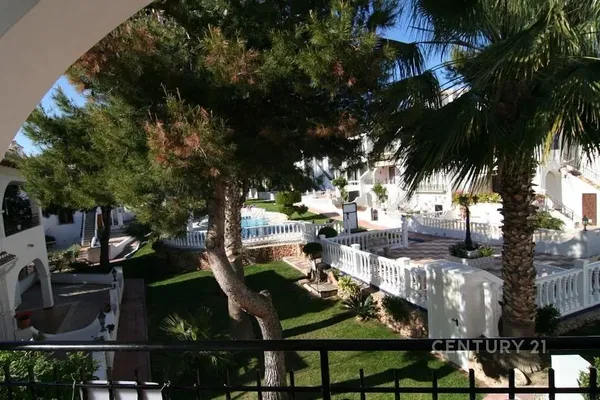 Kuhinja; kuhinjski aparati, drveni pod, prirodno svjetlo, moderni stil, renoviran