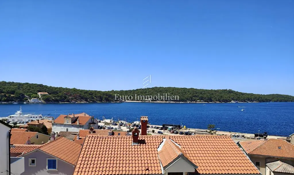 Sala de estar; chão de madeira, luz natural, estilo moderno, teto alto