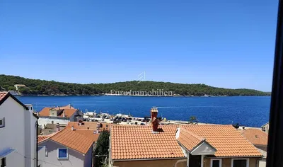 Sala de estar; chão de madeira, luz natural, estilo moderno, teto alto