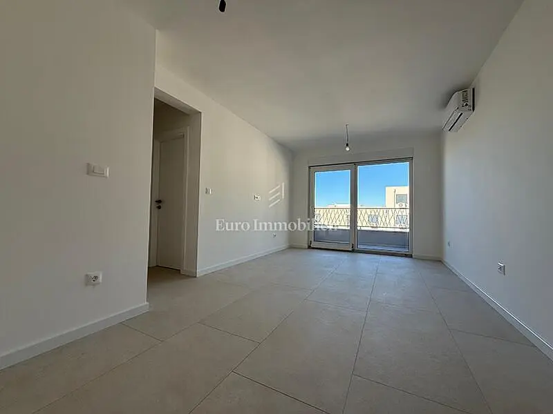 Dnevni boravak; drveni pod, prirodna svjetlost, moderan stil, visoki stropovi