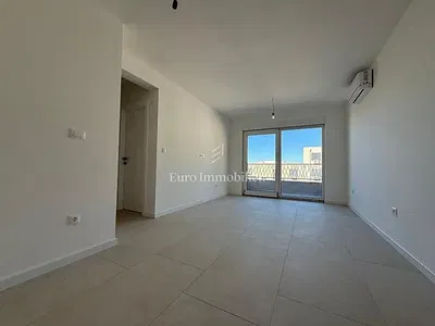 Dnevni boravak; drveni pod, prirodna svjetlost, moderan stil, visoki stropovi