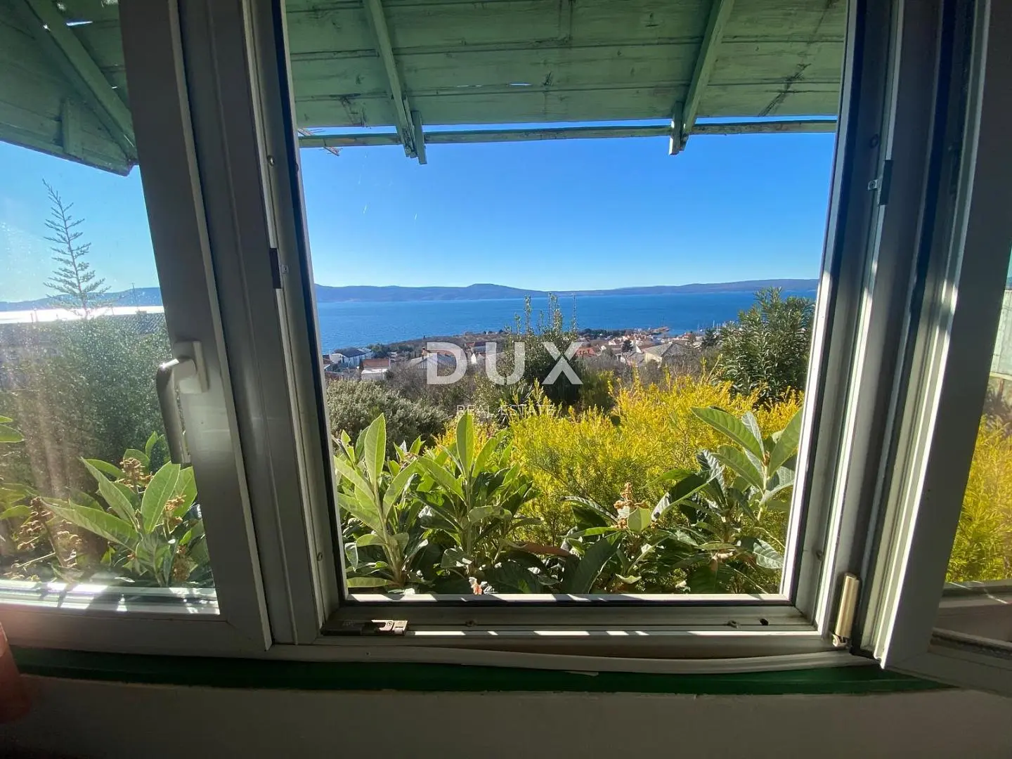 Дневна соба; дрвени под, природно светло, модерни стил, високи плафони