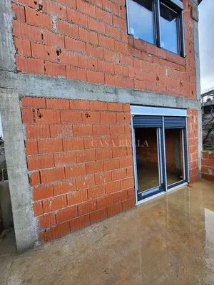 Wohnzimmer; holzboden, tageslicht, moderner stil, hohe decken