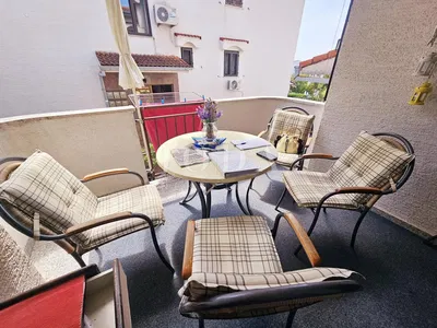 Salon; parquet, lumière naturelle, style moderne, hauteur sous plafond