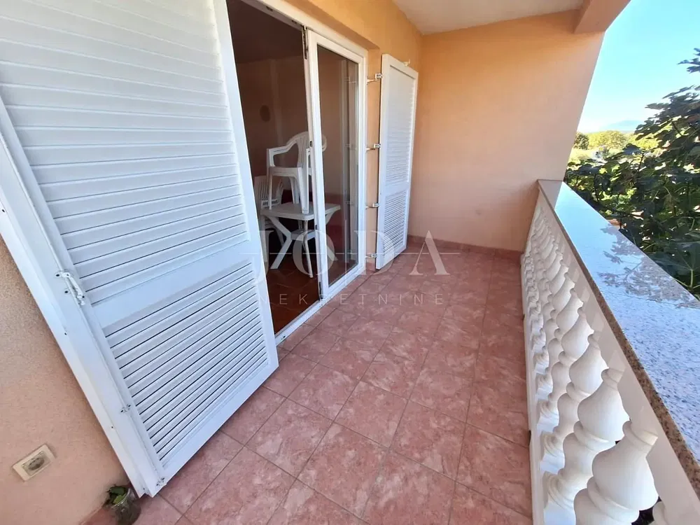 Dnevni boravak; drveni pod, prirodna svjetlost, moderan stil, visoki stropovi