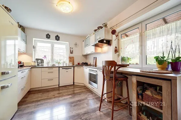 Σαλόνι; ξύλινο πάτωμα, φυσικό φως, μοντέρνο στυλ, ψηλά ταβάνια