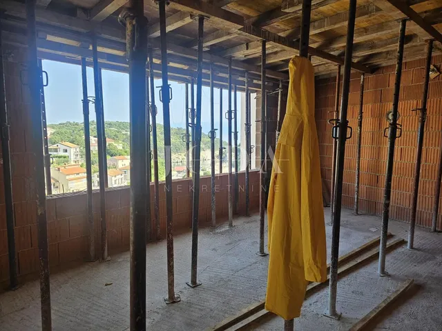 Obývací pokoj; dřevěná podlaha, přirozené světlo, moderní styl, vysoké stropy