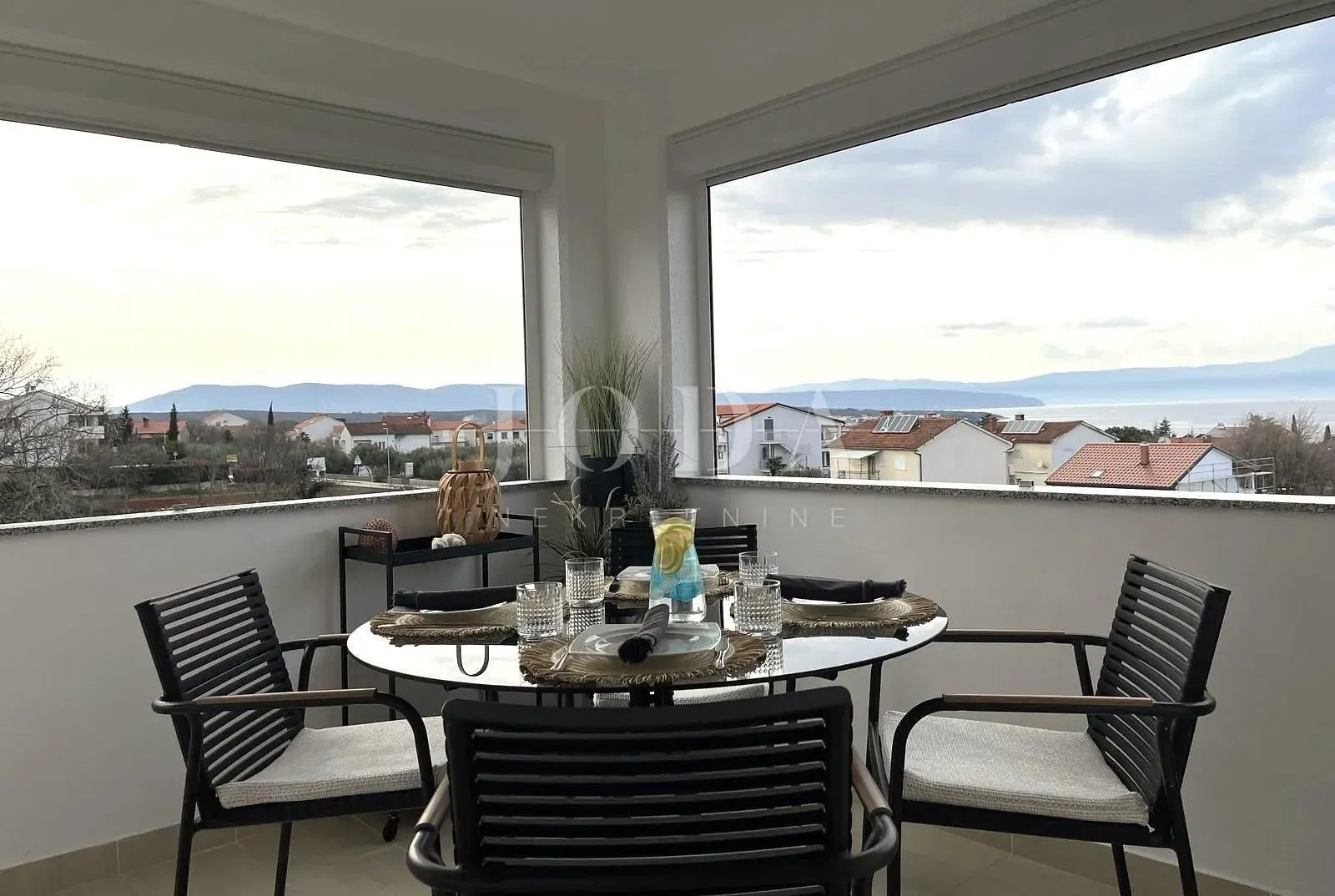 Obývačka; drevená podlaha, prirodzené svetlo, moderný štýl, vysoké stropy