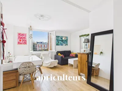 Дневна соба; дрвени под, природно светло, модерни стил, високи плафони