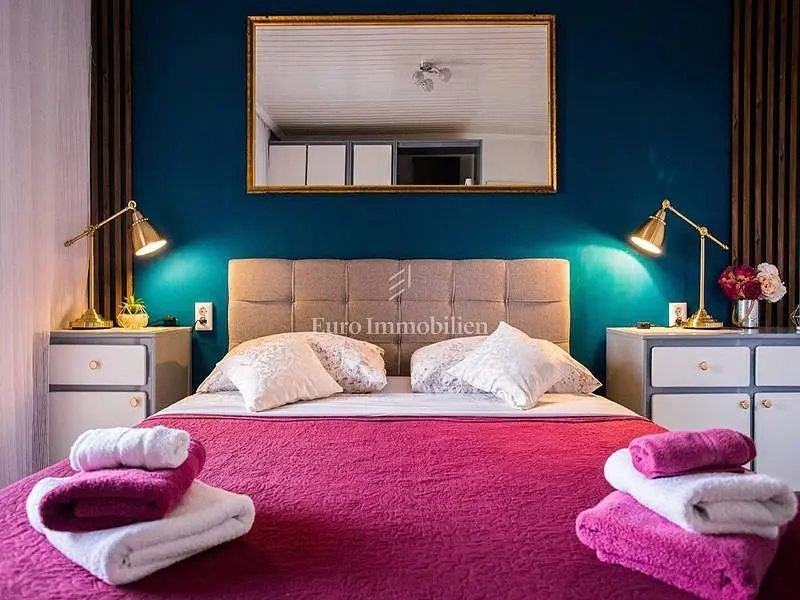 Salon; podłoga drewniana, światło dzienne, styl nowoczesny, wysokie sufity