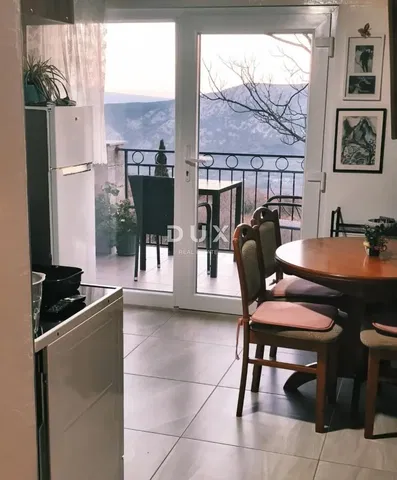 Cuisine; électroménager, parquet, lumière naturelle, style moderne, rénové