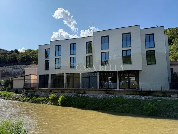 Salón; suelo de madera, luz natural, estilo moderno, techos altos