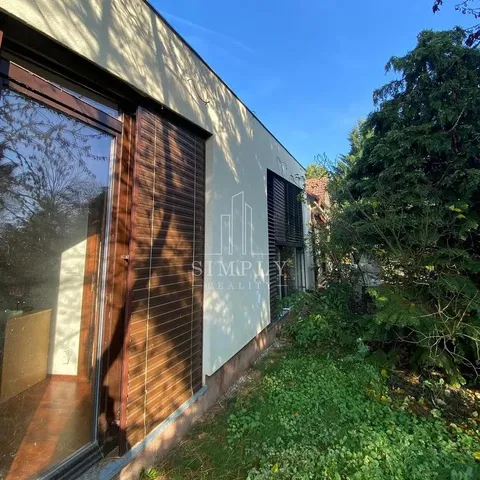 Sala de estar; chão de madeira, luz natural, estilo moderno, teto alto