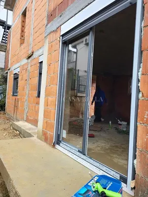 Wohnzimmer; holzboden, tageslicht, moderner stil, hohe decken