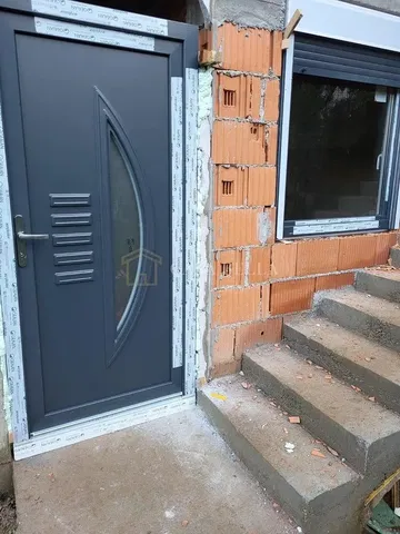 Хол; дървен под, естествена светлина, модерен стил, високи тавани