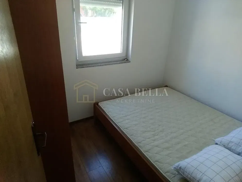 Cuisine; électroménager, carrelage, lumière naturelle, style moderne, rénové