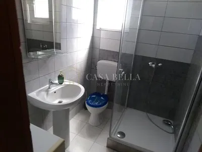 Wohnzimmer; holzboden, tageslicht, moderner stil, hohe decken