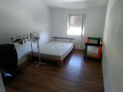 Wohnzimmer; holzboden, tageslicht, moderner stil, hohe decken