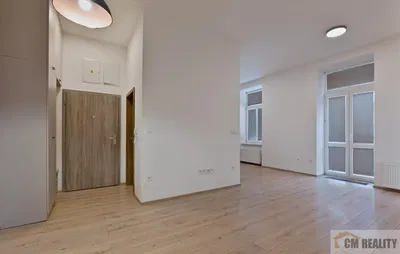 Salon; parquet, lumière naturelle, style moderne, hauteur sous plafond
