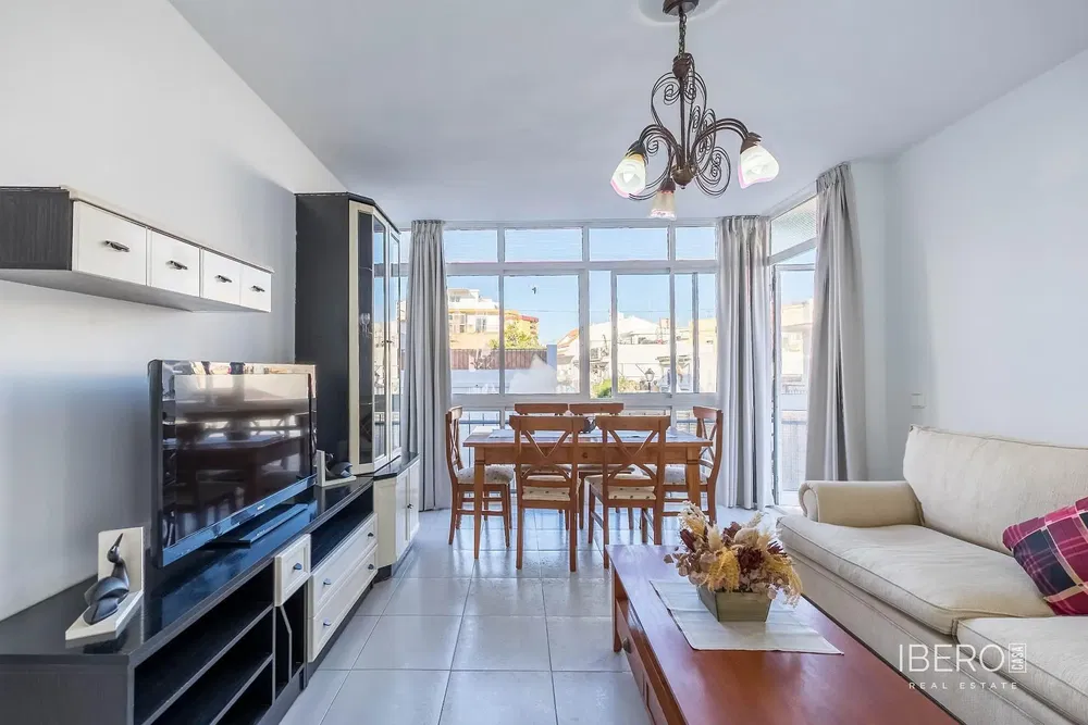 Wohnzimmer; holzboden, tageslicht, moderner stil, hohe decken