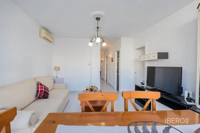 Wohnzimmer; holzboden, tageslicht, moderner stil, hohe decken