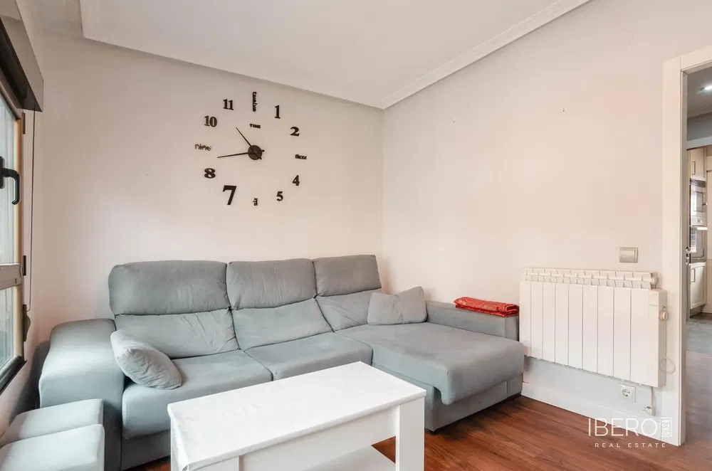 Wohnzimmer; holzboden, tageslicht, moderner stil, hohe decken