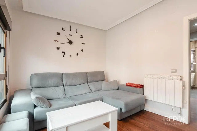 Living room; wood floor, natural light, modern style, high ceiling