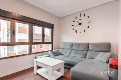 Wohnzimmer; holzboden, tageslicht, moderner stil, hohe decken