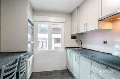 Wohnzimmer; holzboden, tageslicht, moderner stil, hohe decken