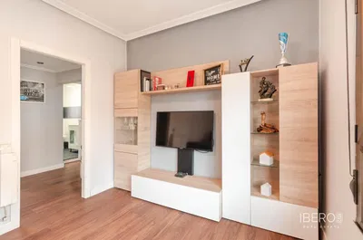 Wohnzimmer; holzboden, tageslicht, moderner stil, hohe decken