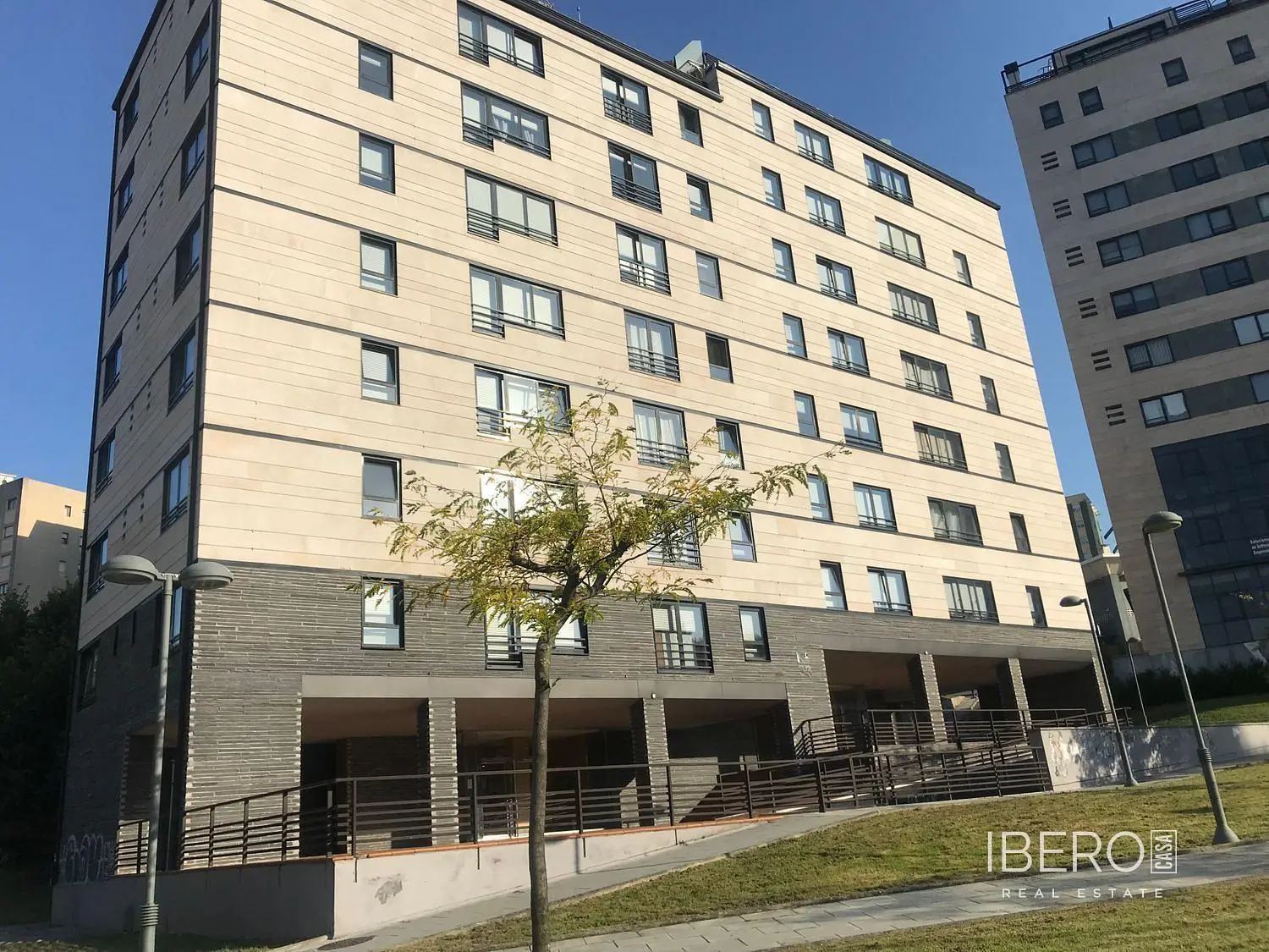 Wohnzimmer; holzboden, tageslicht, moderner stil, hohe decken