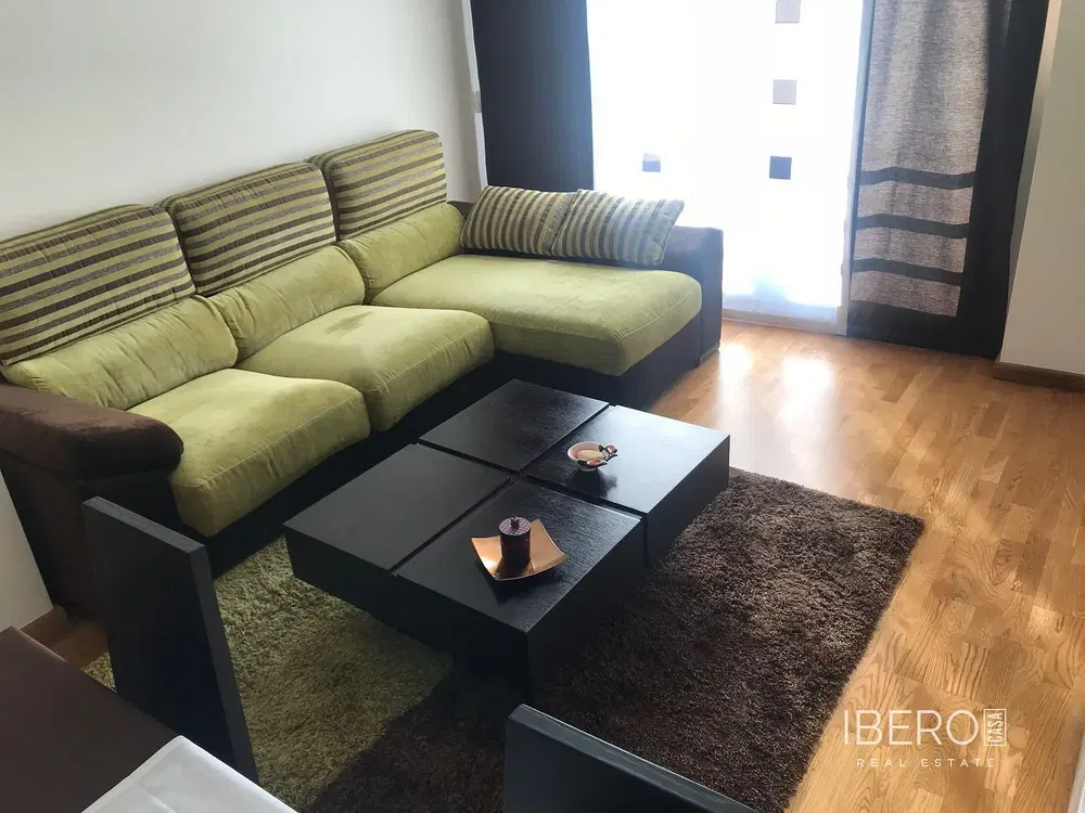 Wohnzimmer; holzboden, tageslicht, moderner stil, hohe decken