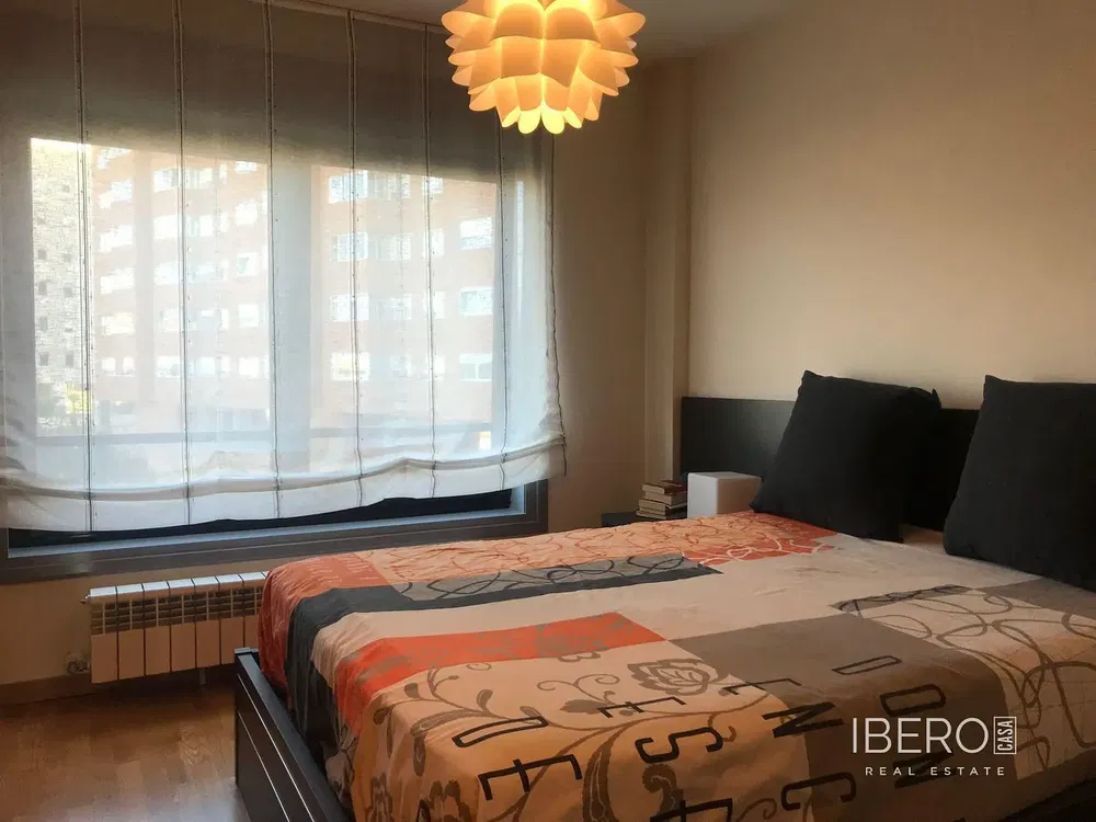 Wohnzimmer; tageslicht, holzboden, moderner stil, hohe decken