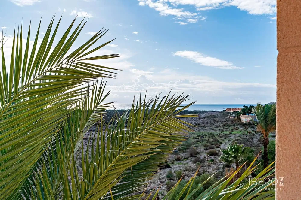 Woonkamer; natuurlijk licht, houten vloer, moderne stijl, hoge plafonds