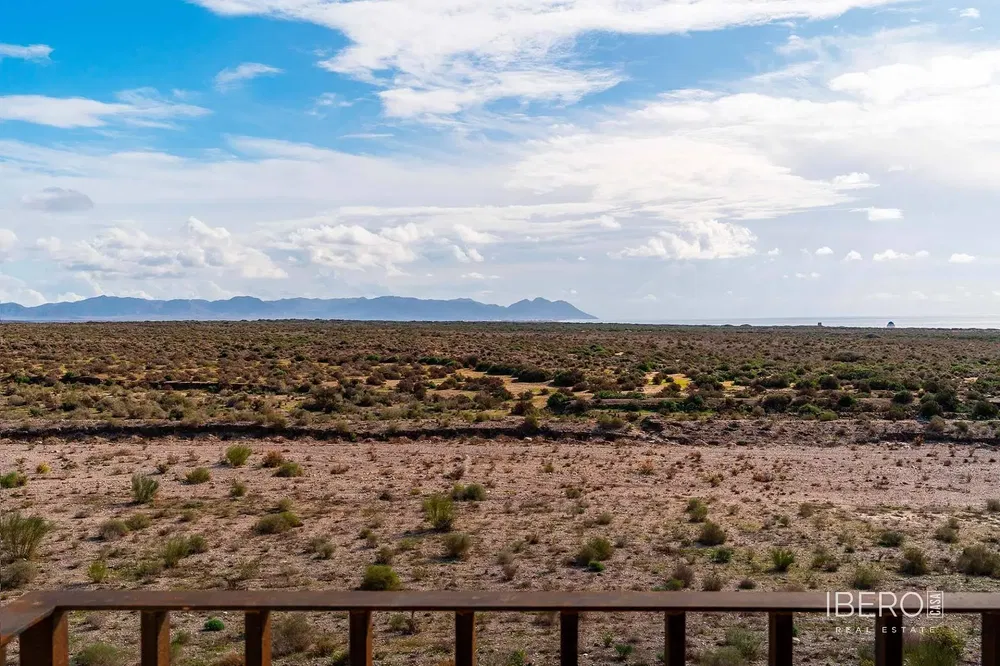 Woonkamer; houten vloer, natuurlijk licht, moderne stijl, hoge plafonds