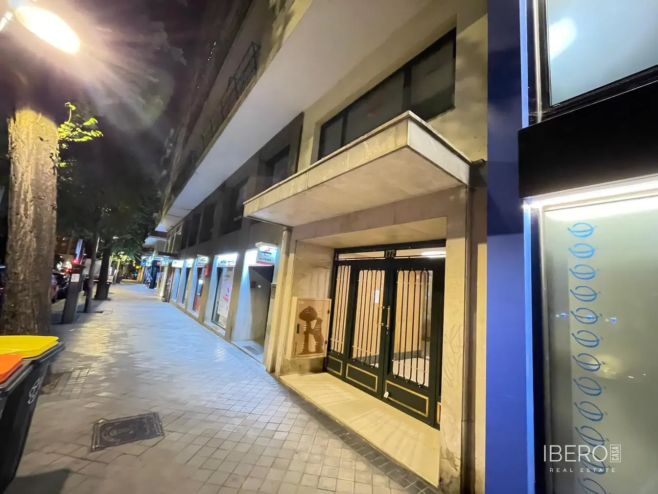 Wohnzimmer; holzboden, tageslicht, moderner stil, hohe decken