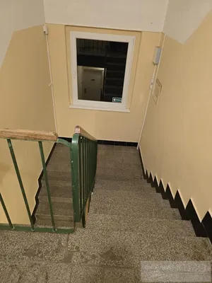 Sala de estar; chão de madeira, luz natural, estilo moderno, teto alto