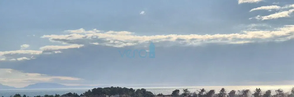 Σαλόνι; ξύλινο πάτωμα, φυσικό φως, μοντέρνο στυλ, ψηλά ταβάνια