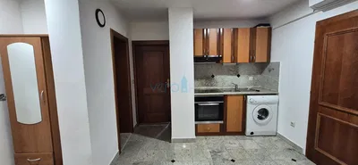 Σαλόνι; ξύλινο πάτωμα, φυσικό φως, μοντέρνο στυλ, ψηλά ταβάνια