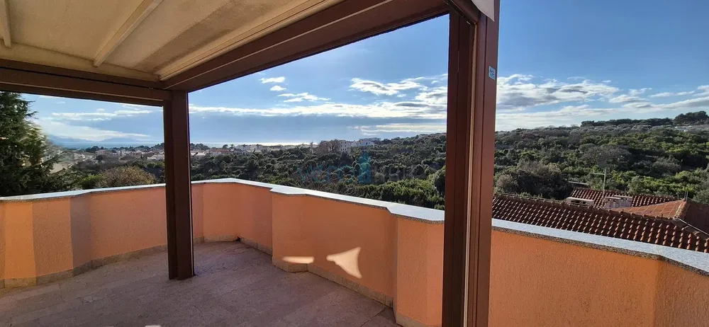 Σαλόνι; ξύλινο πάτωμα, φυσικό φως, μοντέρνο στυλ, ψηλά ταβάνια