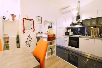 Salon; parquet, lumière naturelle, style moderne, hauteur sous plafond