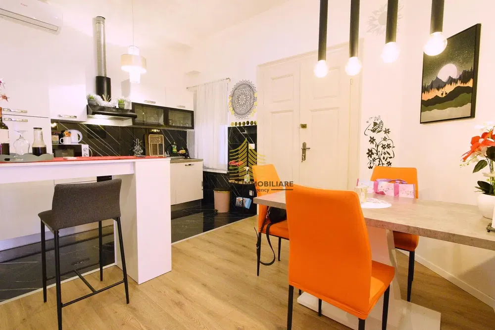 Salon; parquet, lumière naturelle, style moderne, hauteur sous plafond