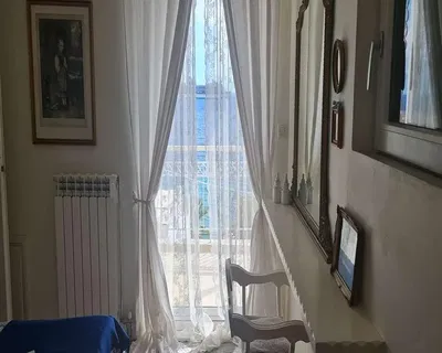 Soggiorno; pavimento in legno, luce naturale, stile moderno, soffitti alti