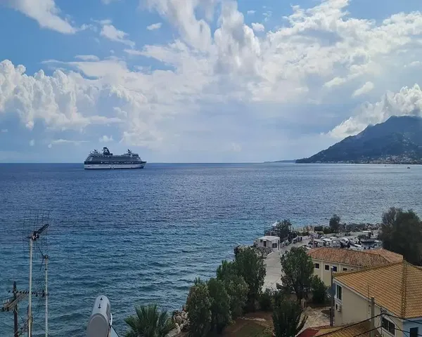 Salon; parquet, lumière naturelle, style moderne, hauteur sous plafond