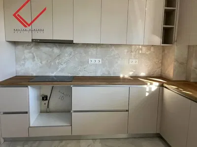 Salon; parquet, lumière naturelle, style moderne, hauteur sous plafond